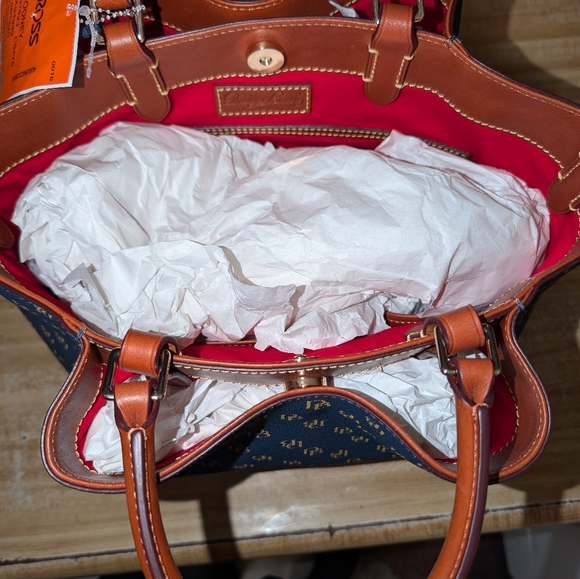 Purse,pants & face merchandise - Picture 6 of 16